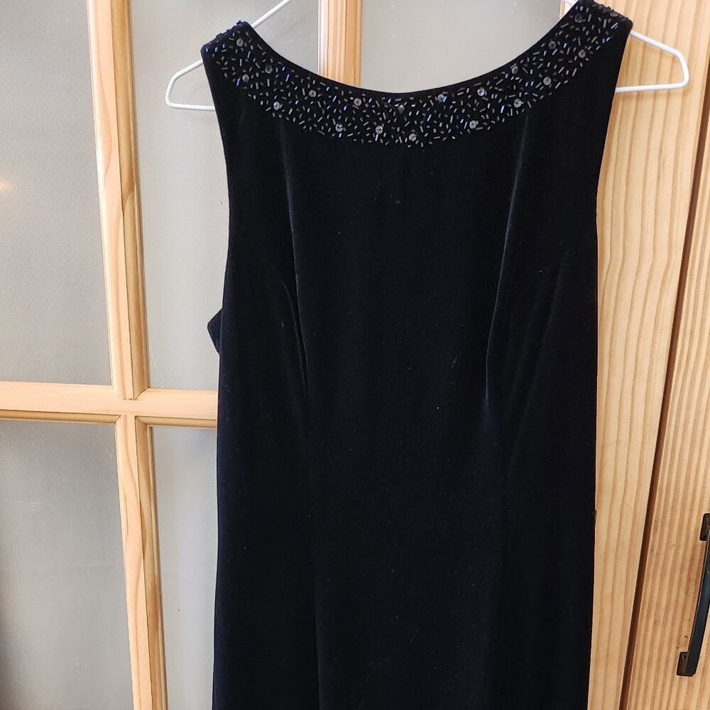 Classic Long Black Velvet Sleeveless Dress with Sequins - Size 8